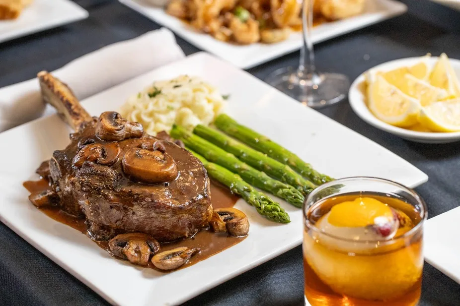 Filet mignon with mushrooms and asparagus