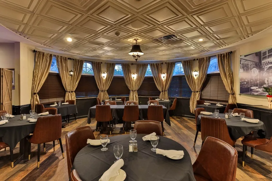 Char dining room with leather chairs